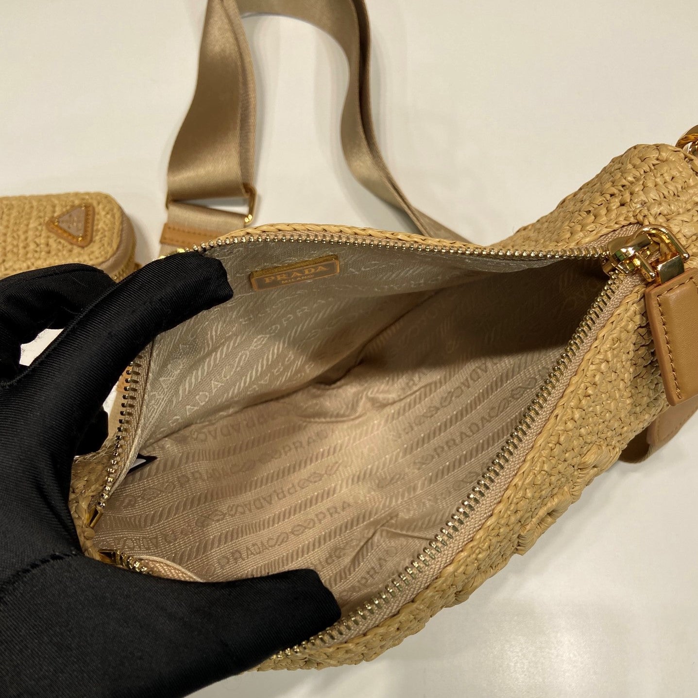 Pronta Entrega – Bolsa Modelo Prada Bandoleira Triangular em Ráfia
