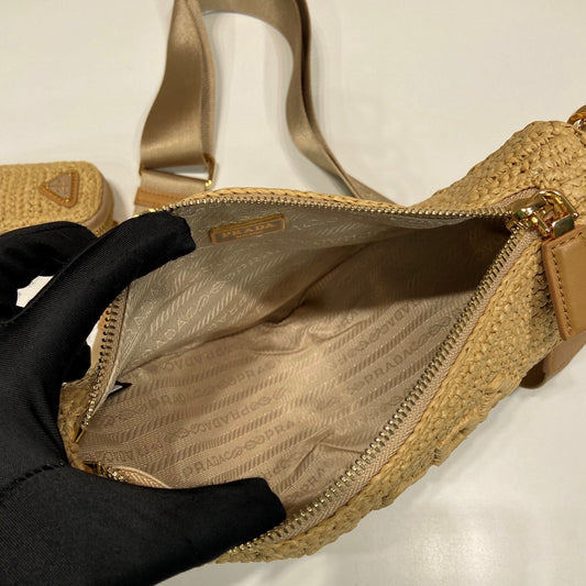 Pronta Entrega – Bolsa Modelo Prada Bandoleira Triangular em Ráfia