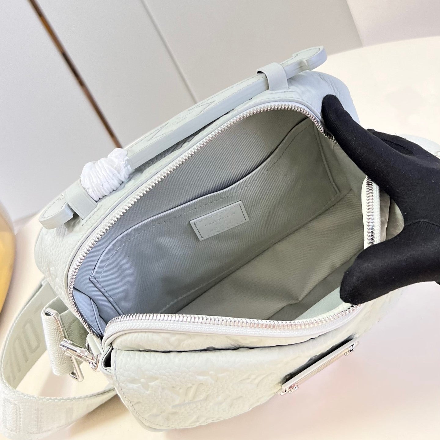 Pronta Entrega – PRONTA-ENTREGA – Bolsa Modelo Louis Vuitton S-Lock em couro com monograma Taurillon