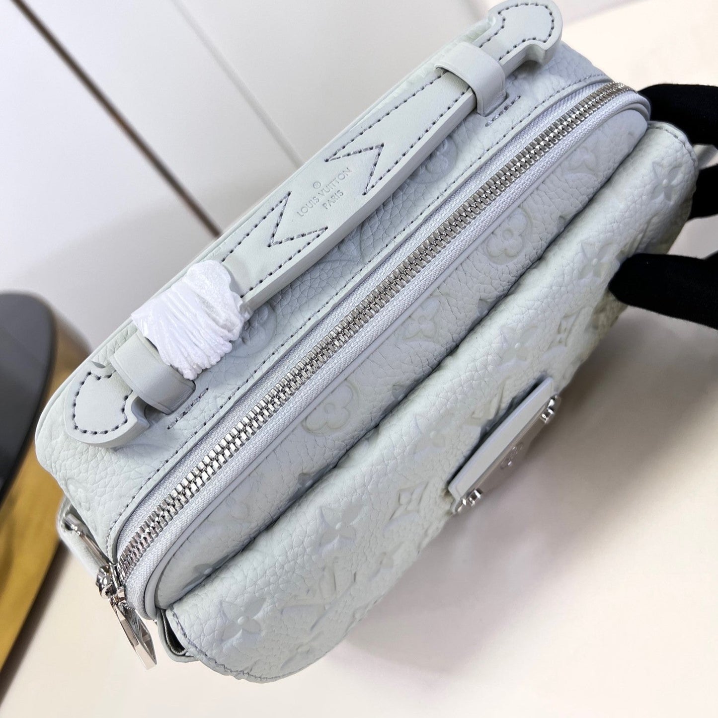 Pronta Entrega – PRONTA-ENTREGA – Bolsa Modelo Louis Vuitton S-Lock em couro com monograma Taurillon