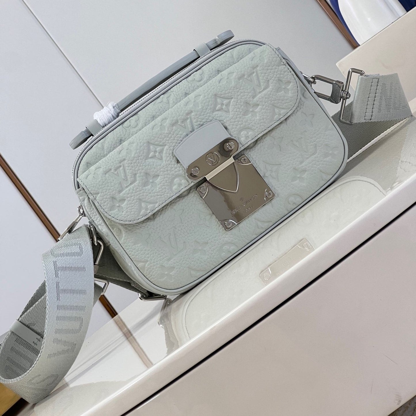 Pronta Entrega – PRONTA-ENTREGA – Bolsa Modelo Louis Vuitton S-Lock em couro com monograma Taurillon