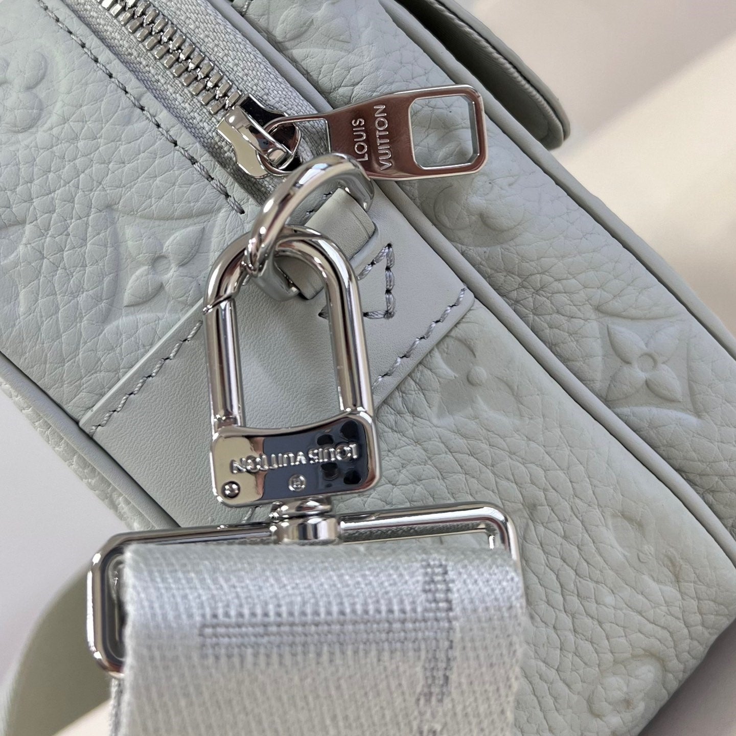 Pronta Entrega – PRONTA-ENTREGA – Bolsa Modelo Louis Vuitton S-Lock em couro com monograma Taurillon