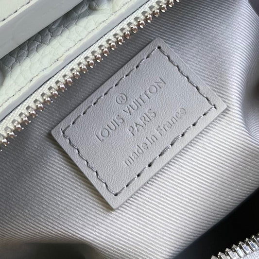 Pronta Entrega – PRONTA-ENTREGA – Bolsa Modelo Louis Vuitton S-Lock em couro com monograma Taurillon