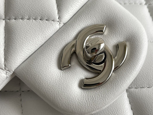 Pronta Entrega – Bolsa Jumbo Classic Double Flap Lambskin Chanel
