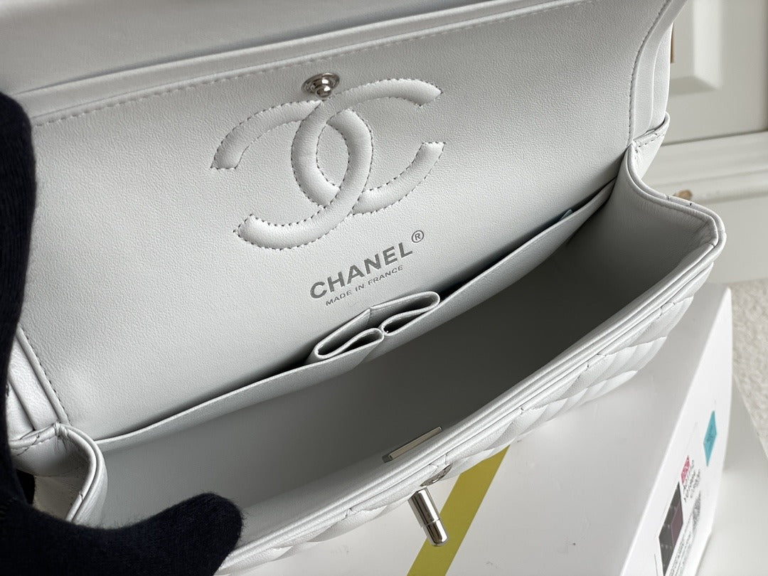 Pronta Entrega – Bolsa Jumbo Classic Double Flap Lambskin Chanel