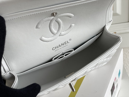 Pronta Entrega – Bolsa Jumbo Classic Double Flap Lambskin Chanel