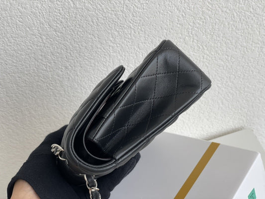 Pronta Entrega – Bolsa Jumbo Classic Double Flap Lambskin Chanel