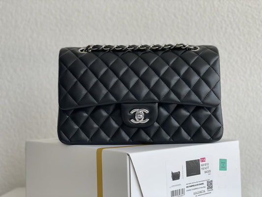 Pronta Entrega – Bolsa Jumbo Classic Double Flap Lambskin Chanel
