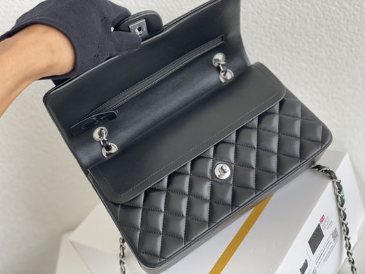 Pronta Entrega – Bolsa Jumbo Classic Double Flap Lambskin Chanel