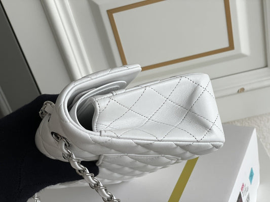 Pronta Entrega – Bolsa Jumbo Classic Double Flap Lambskin Chanel