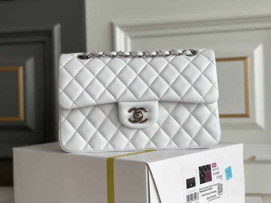 Pronta Entrega – Bolsa Jumbo Classic Double Flap Lambskin Chanel